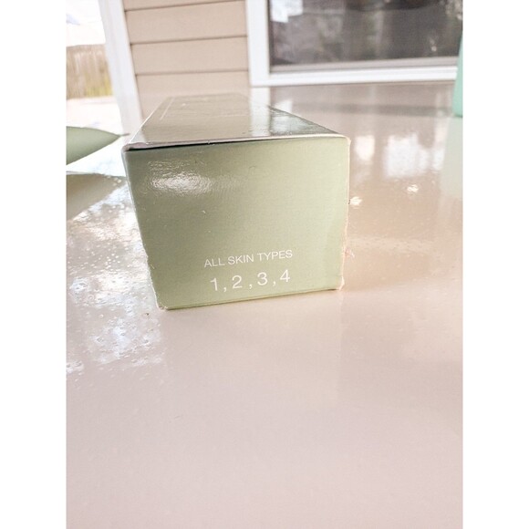 Clinique City Block Sheer Oil-Free Face Protector SPF25 1.4 oz/40 ml NEW - Picture 3 of 5